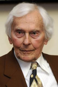 Sloni žijí do sta let