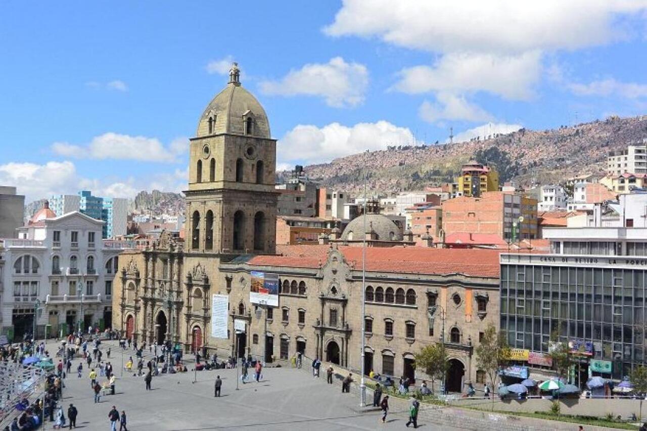 Bolívijská města La Paz a Sucre