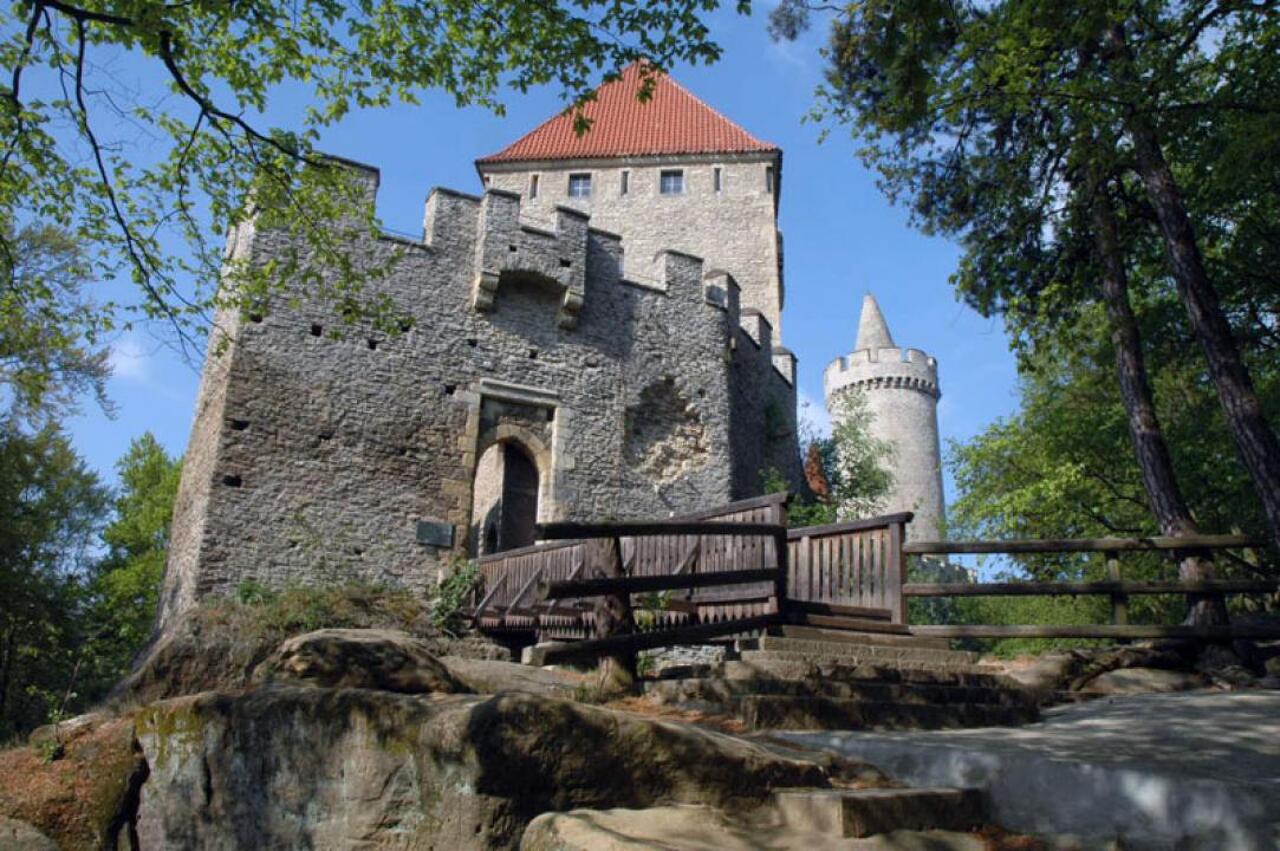 Krajinou příběhů českých hradů známých i neznámých